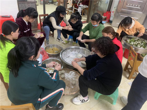 家人圍在一起包籺.png